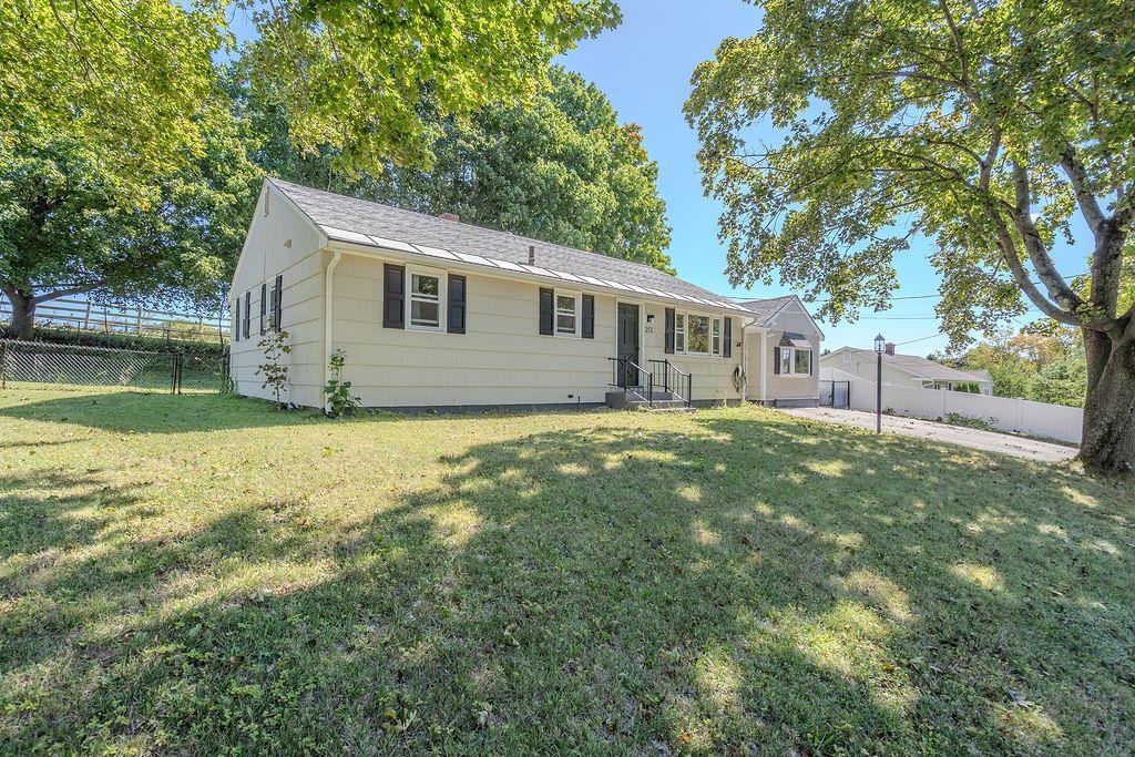 Photo 2 of Single family home for sale at 252 Green St, Somersworth, NH 03878 | MLS# 5109985 | Listing updated on 2026-09-19
