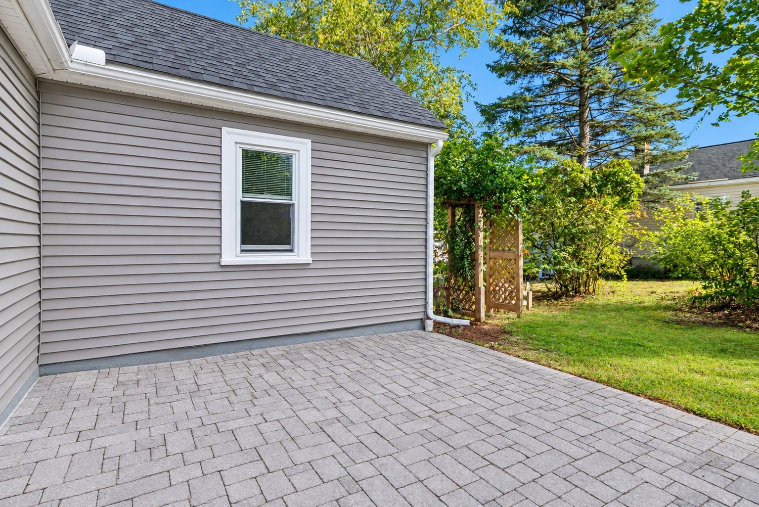 Photo 3 of Single family home for sale at 39 Hillside Ave, Derry, NH 03038 | MLS# 5110099 | Listing updated on 2026-09-19