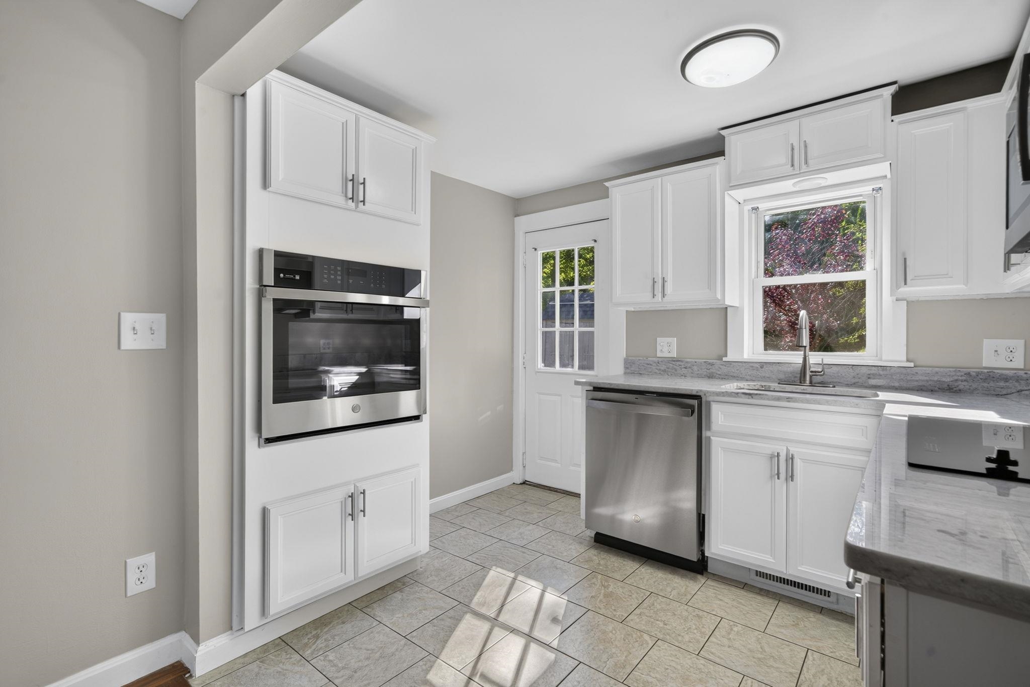 Photo 3 of Single family home for sale at 39 Hillside Ave, Derry, NH 03038 | MLS# 5110099 | Listing updated on 2026-09-19