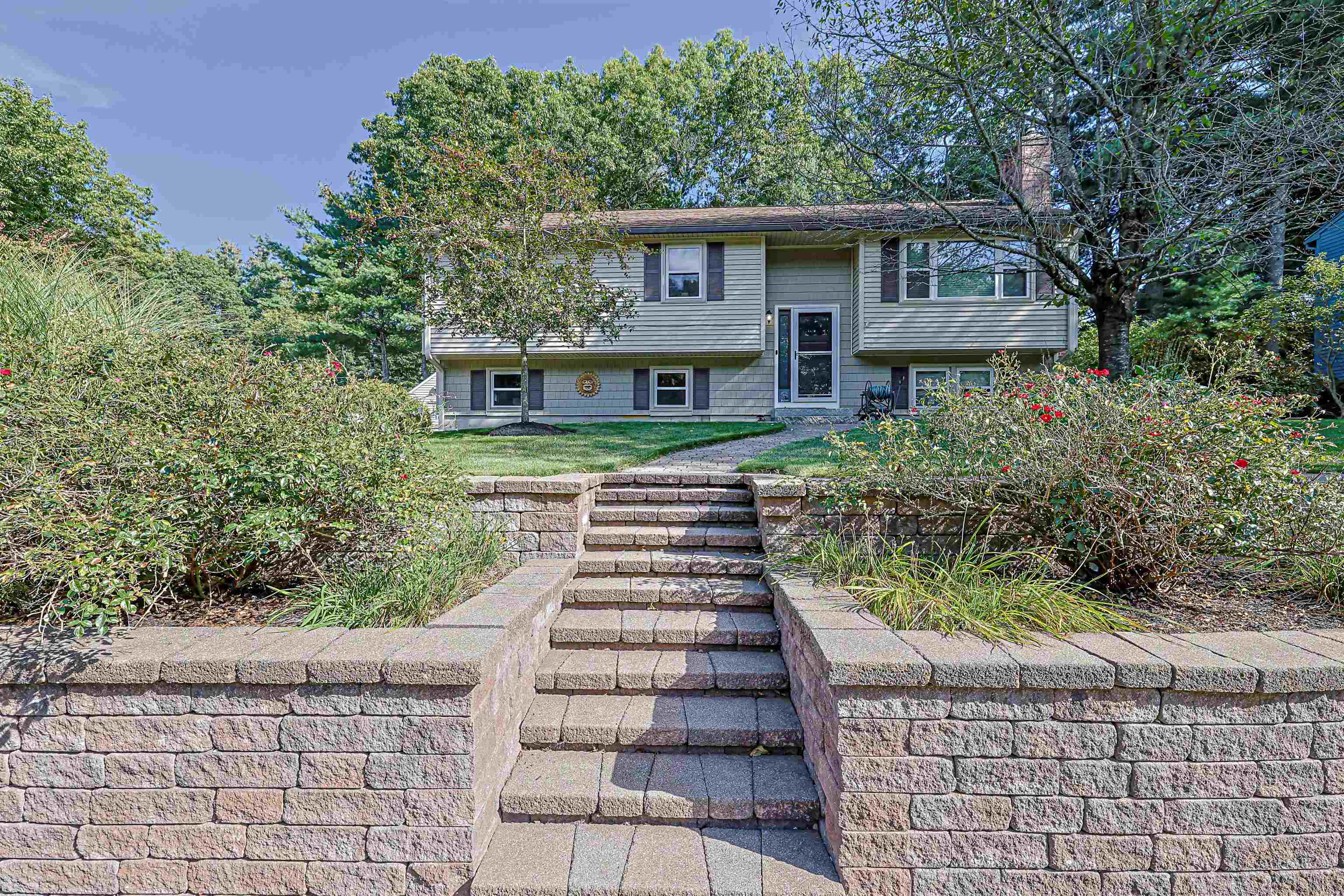 Photo 2 of Single family home for sale at 9 Jolori Ln, Nashua, NH 03062 | MLS# 5110320 | Listing updated on 2026-09-18