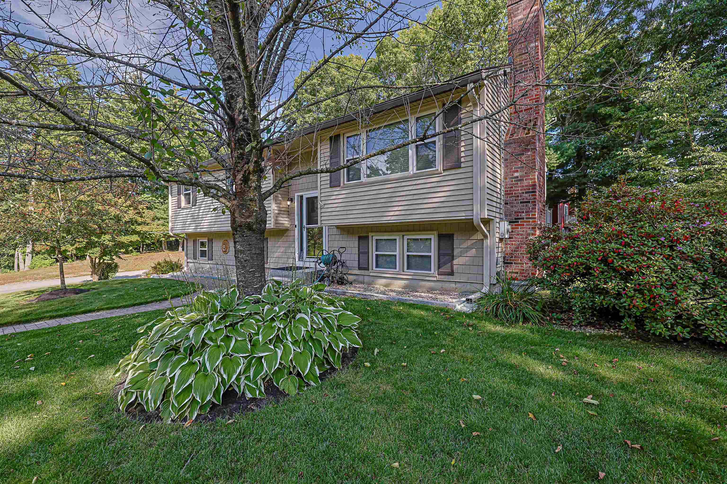 Photo 3 of Single family home for sale at 9 Jolori Ln, Nashua, NH 03062 | MLS# 5110320 | Listing updated on 2026-09-18