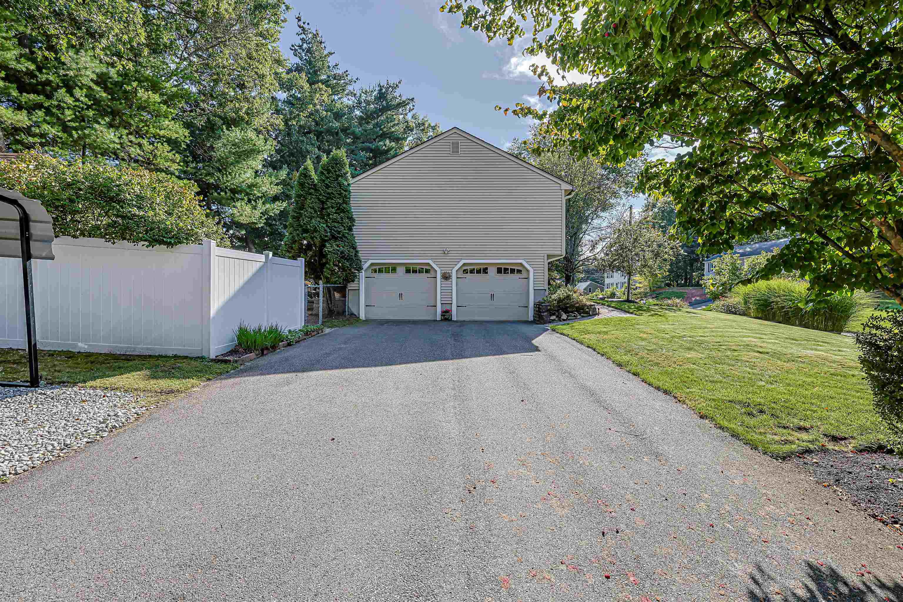 Photo 4 of Single family home for sale at 9 Jolori Ln, Nashua, NH 03062 | MLS# 5110320 | Listing updated on 2026-09-18