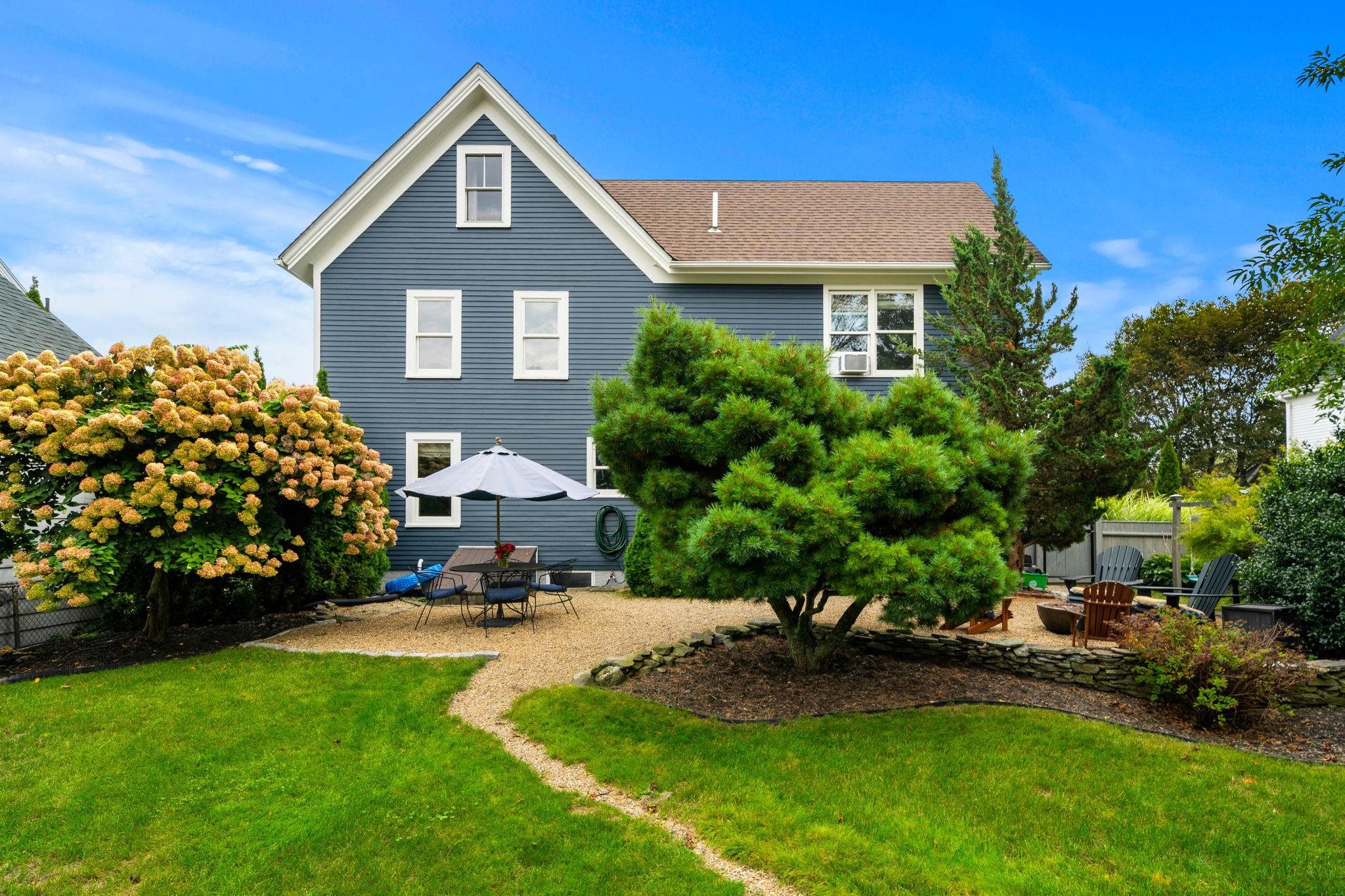 Photo 3 of Single family home for sale at 139 Clinton St, Portsmouth, NH 03801 | MLS# 5110386 | Listing updated on 2026-09-18