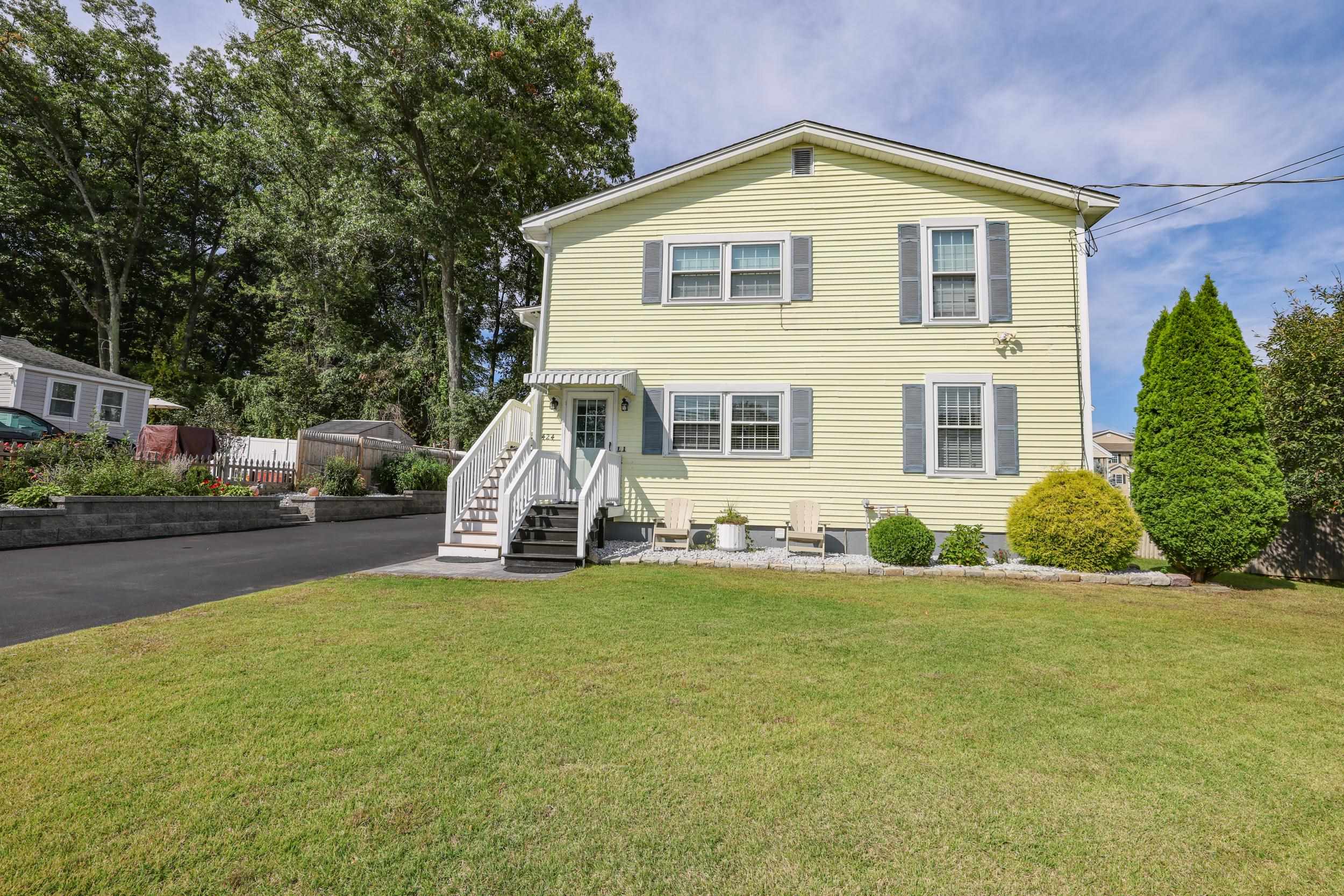Photo 3 of Multi family home for sale at 424 Gold St, Manchester, NH 03103 | MLS# 5110451 | Listing updated on 2026-09-19