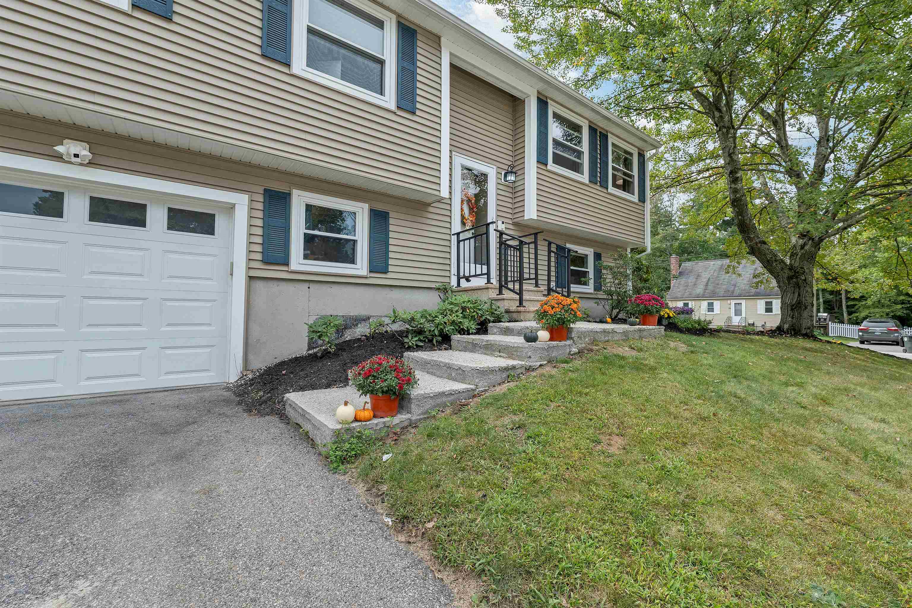 Photo 3 of Single family home for sale at 5 Renard St, Manchester, NH 03109 | MLS# 5110552 | Listing updated on 2026-09-18