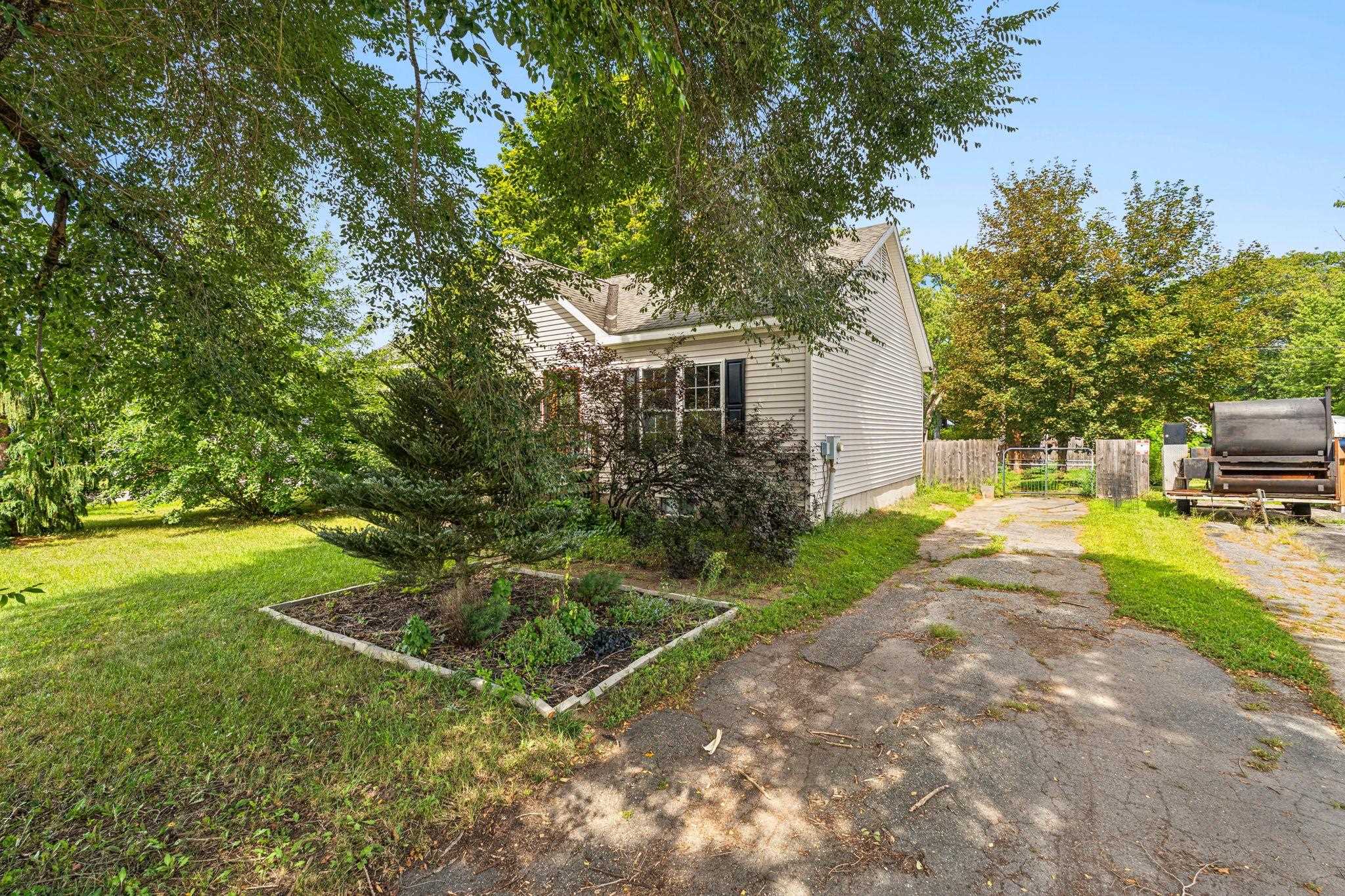183 Maple Avenue, Claremont, NH photo 2