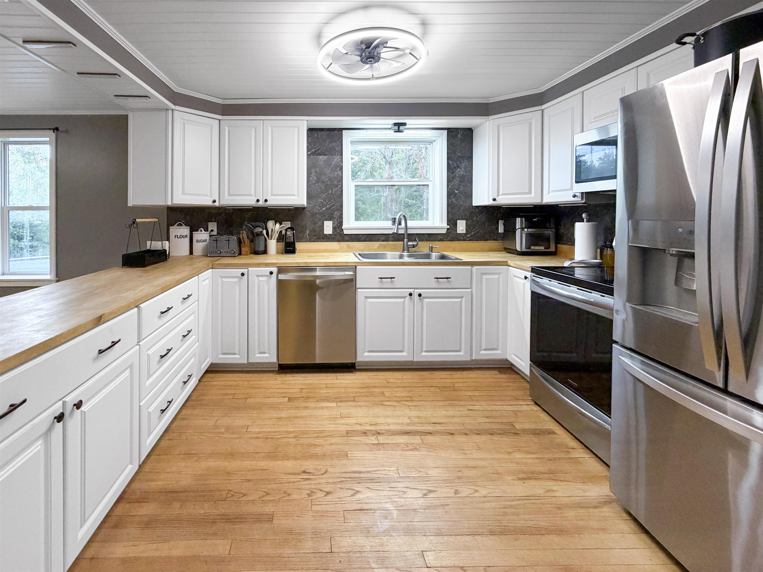 Photo 3 of Single family home for sale at 170 Lake St, Alburgh, VT 05440 | MLS# 5110610 | Listing updated on 2026-09-19