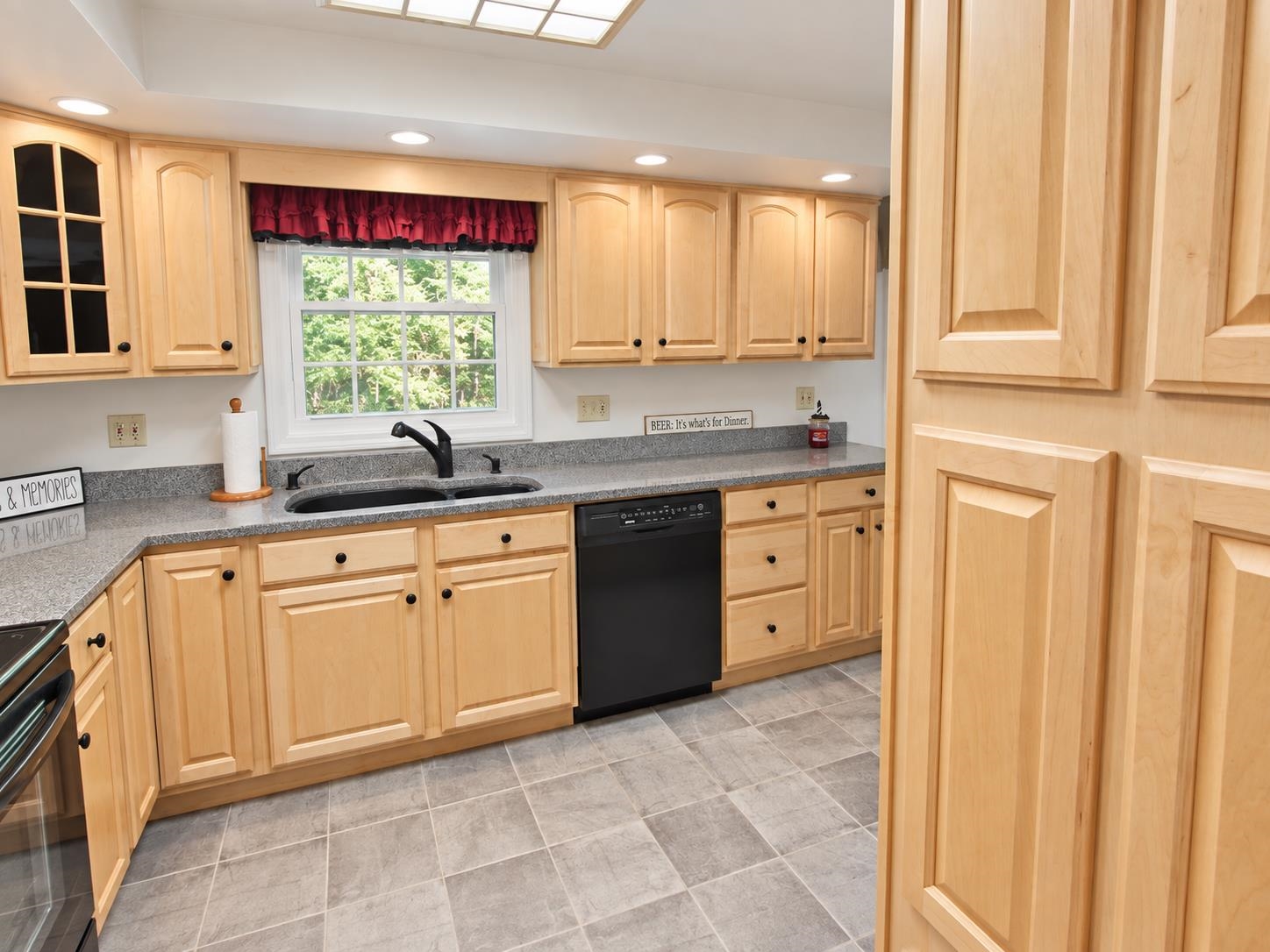 Photo 3 of Single family home for sale at 12 Roundtree Dr, Merrimack, NH 03054 | MLS# 5110611 | Listing updated on 2026-09-19
