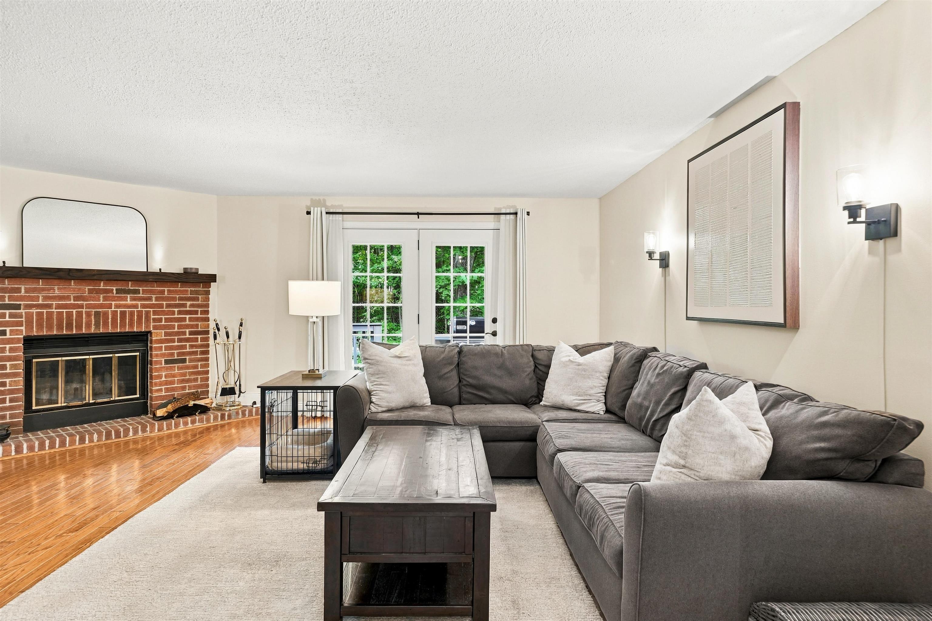 Photo 3 of Townhouse for sale at 33 Meadowview Cir, Nashua, NH 03062 | MLS# 5111087 | Listing updated on 2026-09-26