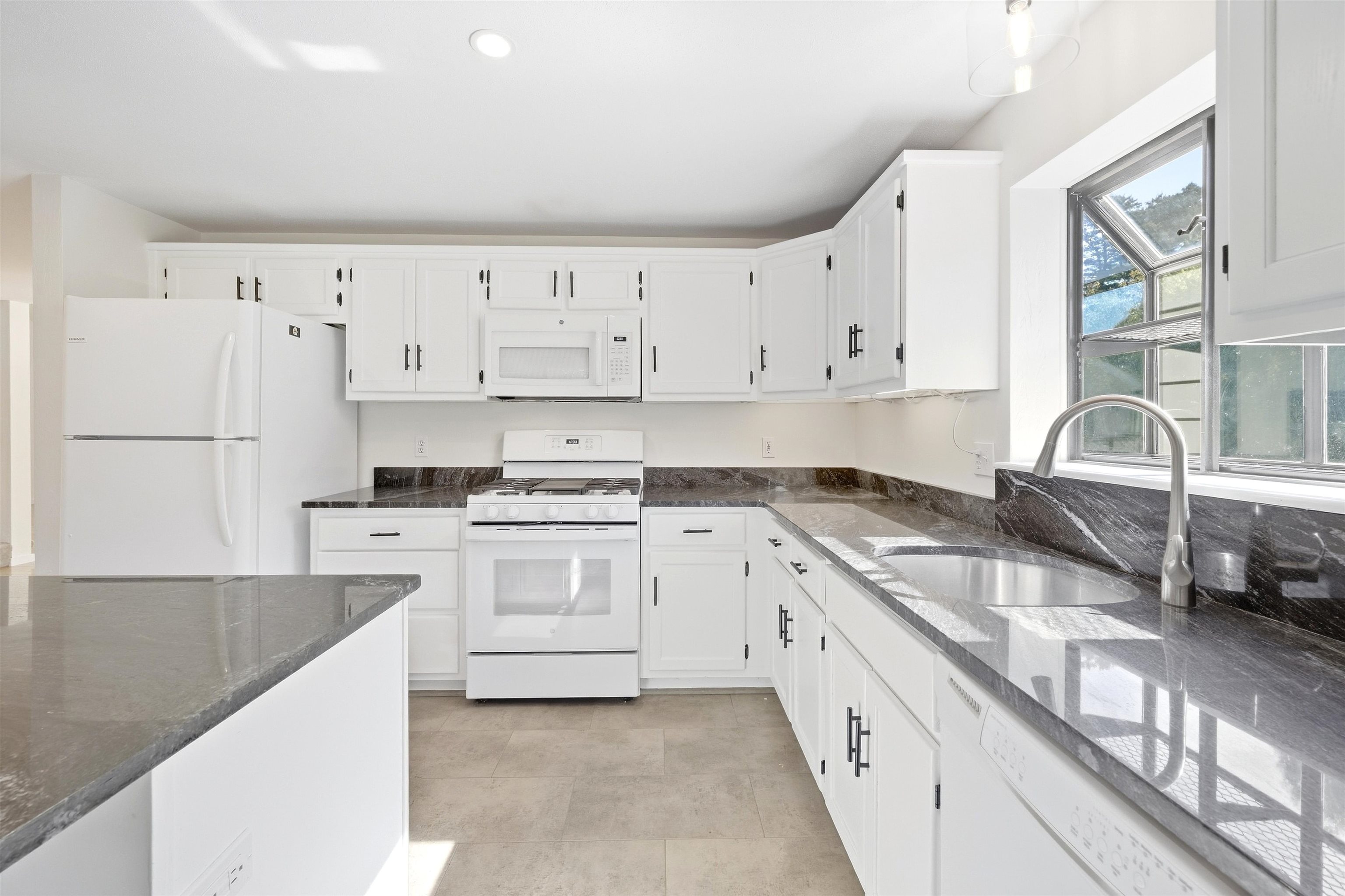 Photo 3 of Townhouse for sale at 18 Ironwood Ln, Atkinson, NH 03811 | MLS# 5111236 | Listing updated on 2026-09-26