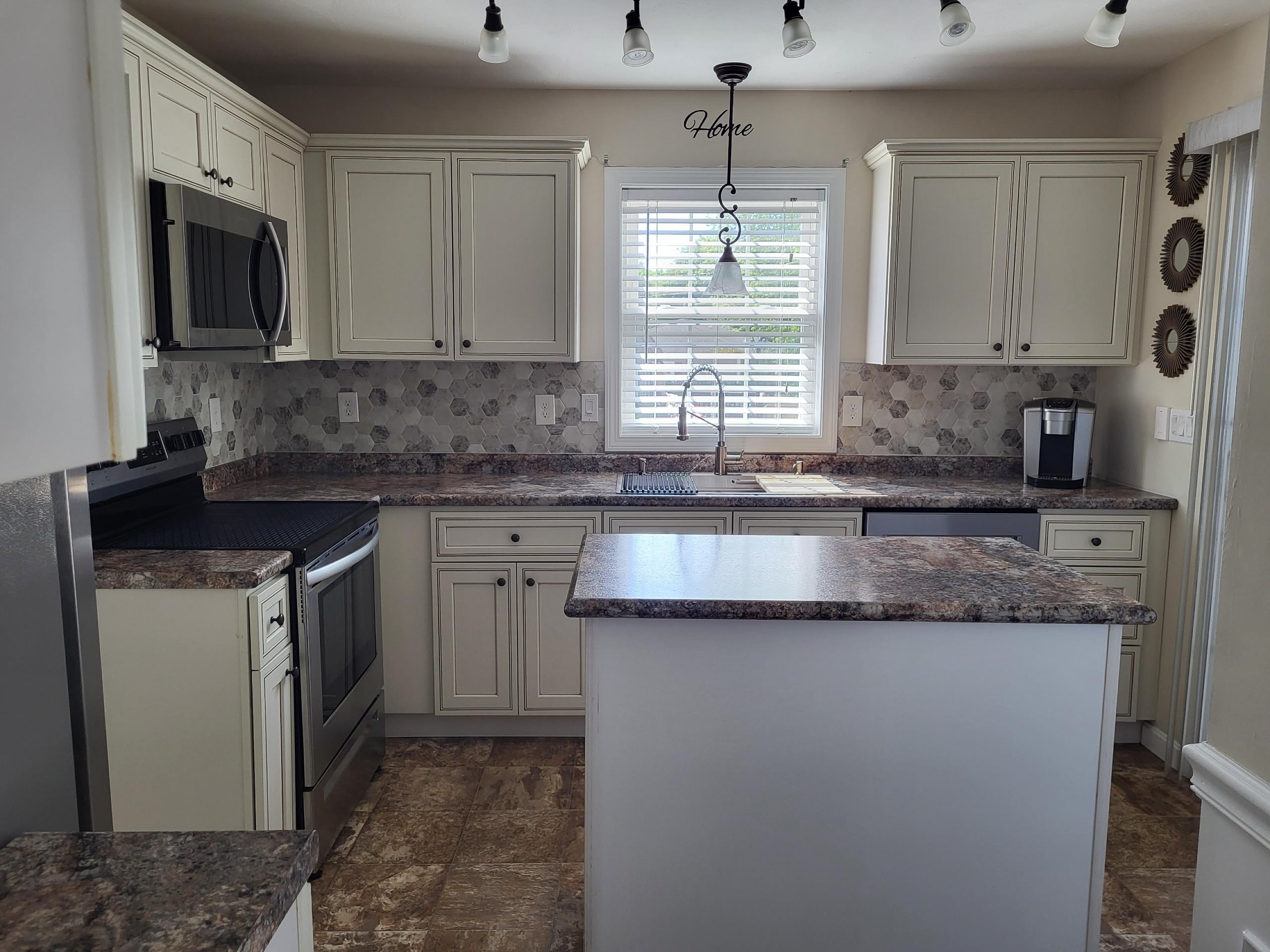Photo 4 of Single family home for sale at 142 Comeau St, Manchester, NH 03102 | MLS# 5111480 | Listing updated on 2026-09-26