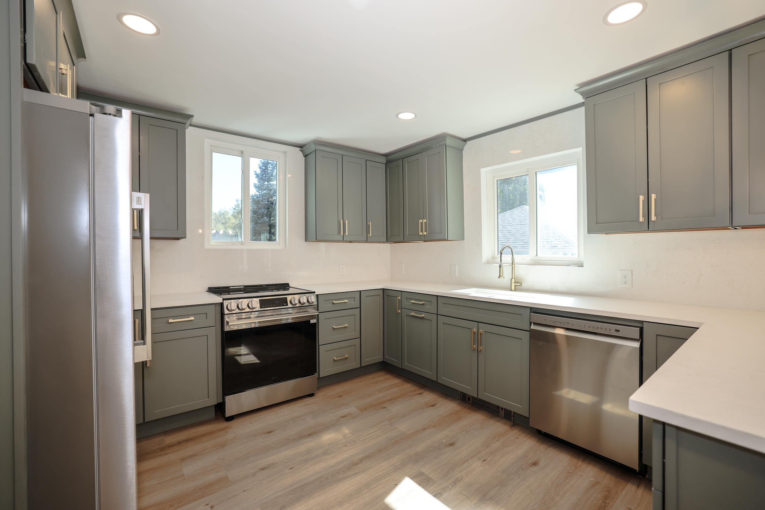 Photo 3 of Single family home for sale at 333 Cohas Ave, Manchester, NH 03109 | MLS# 5111536 | Listing updated on 2026-09-26