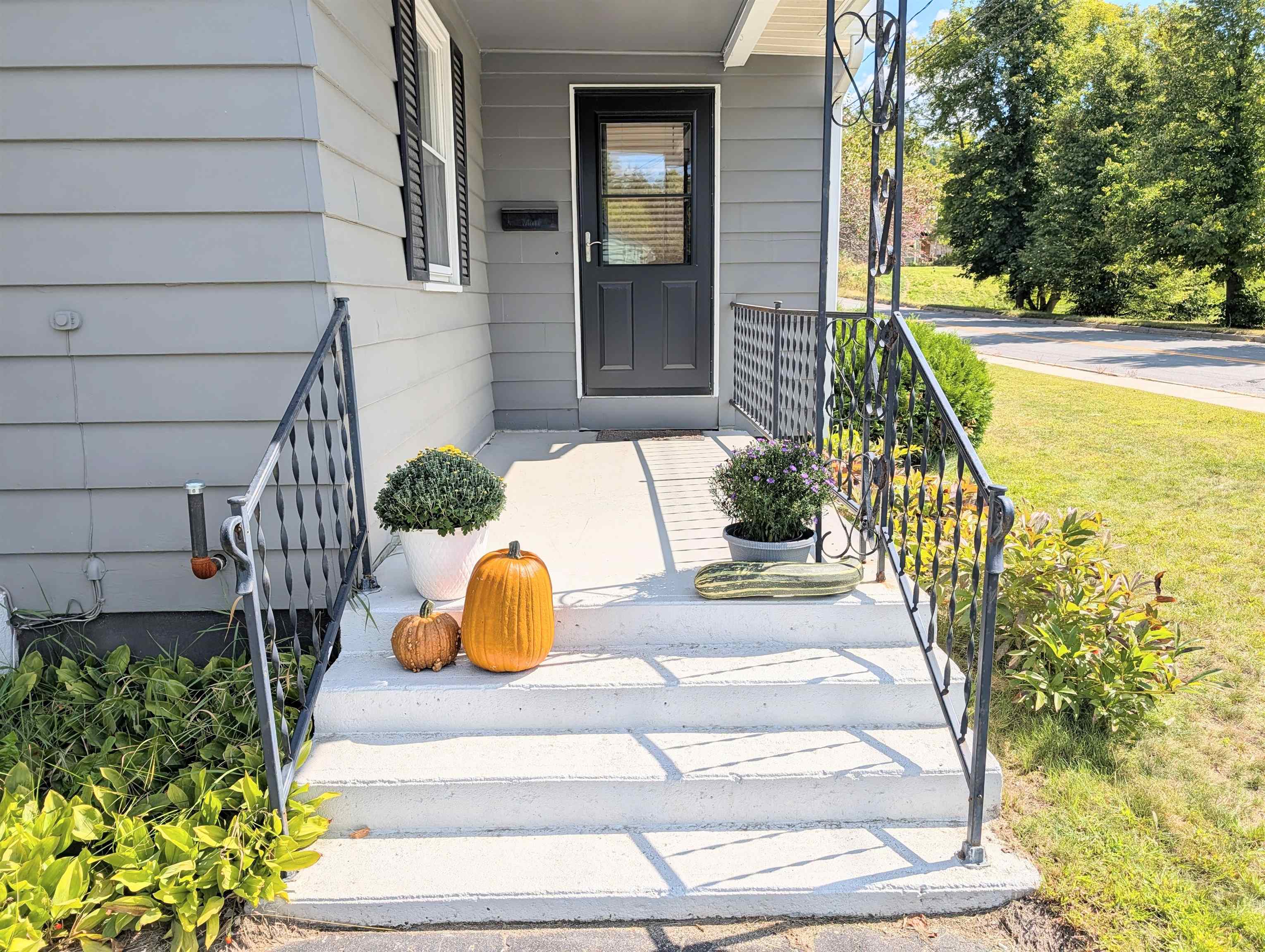 Photo 3 of Single family home for sale at 411 Concord Ave, Saint Johnsbury, VT 05819 | MLS# 5111913 | Listing updated on 2026-10-02
