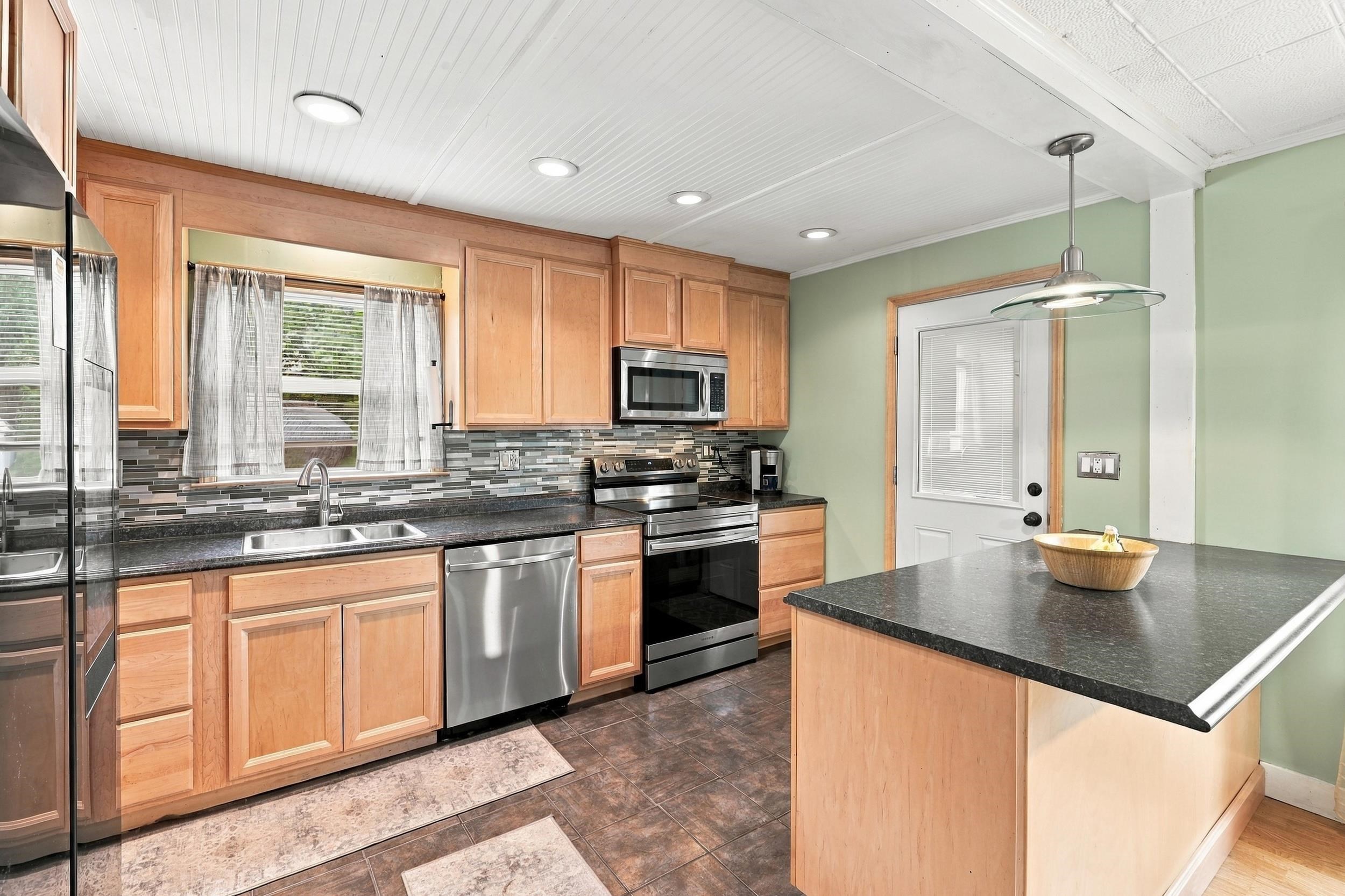 Photo 3 of Single family home for sale at 6 Howard St, Derry, NH 03038 | MLS# 5112078 | Listing updated on 2026-10-01