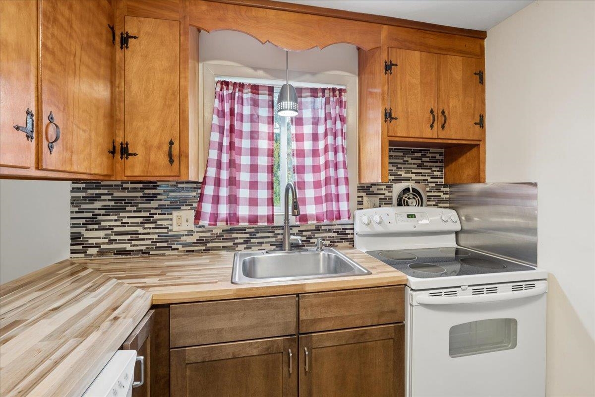 Photo 3 of Townhouse for sale at 5 Oliver Dr, Hudson, NH 03051 | MLS# 5112357 | Listing updated on 2026-10-07