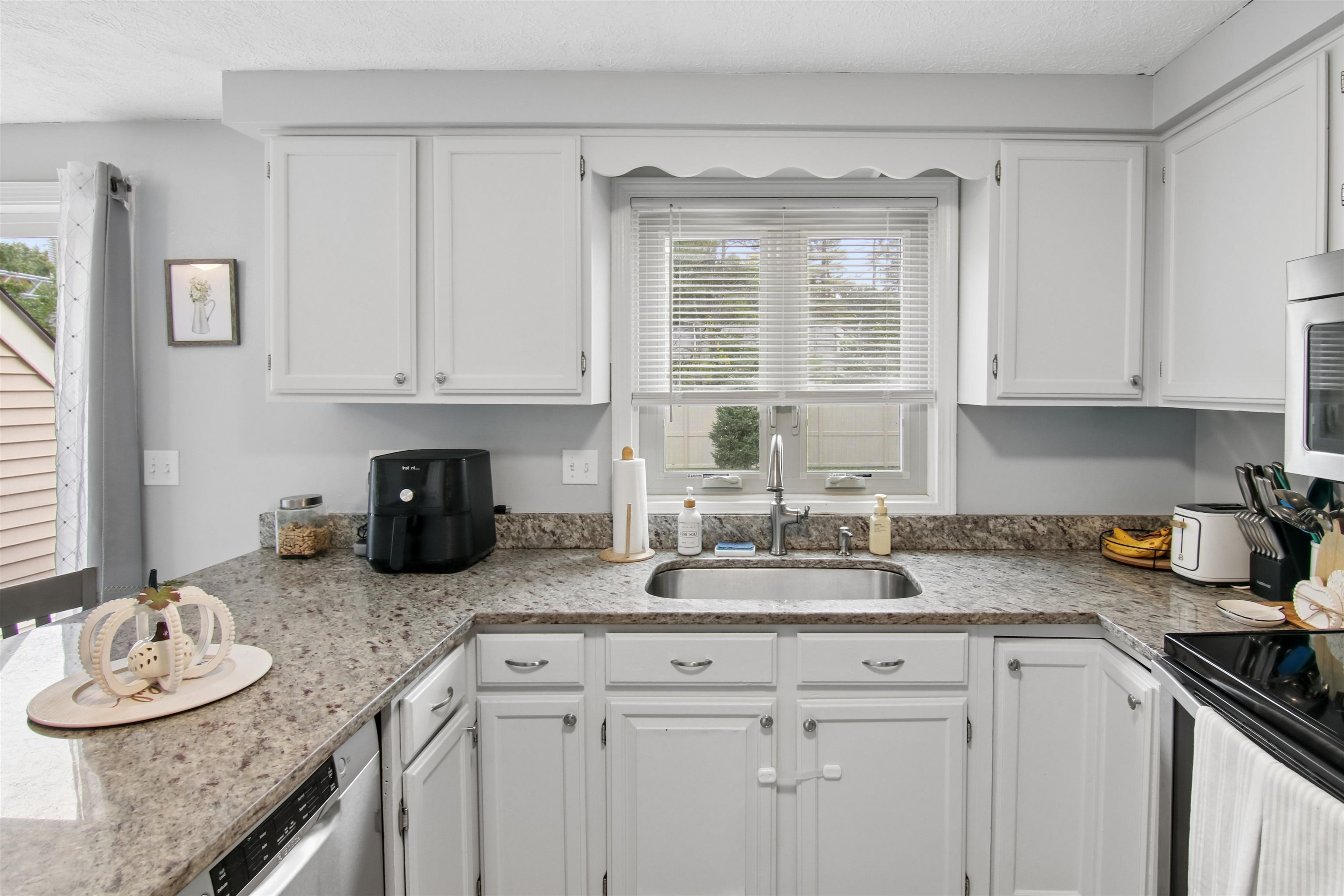 1555 Bodwell Road, Manchester, NH photo 3