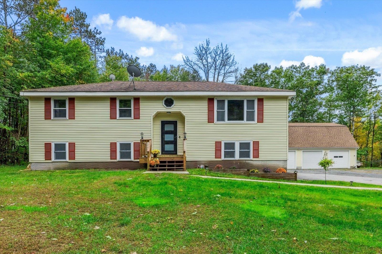 Photo 2 of Single family home for sale at 7 Westminster Dr, Fitzwilliam, NH 03447 | MLS# 5112695 | Listing updated on 2026-10-03
