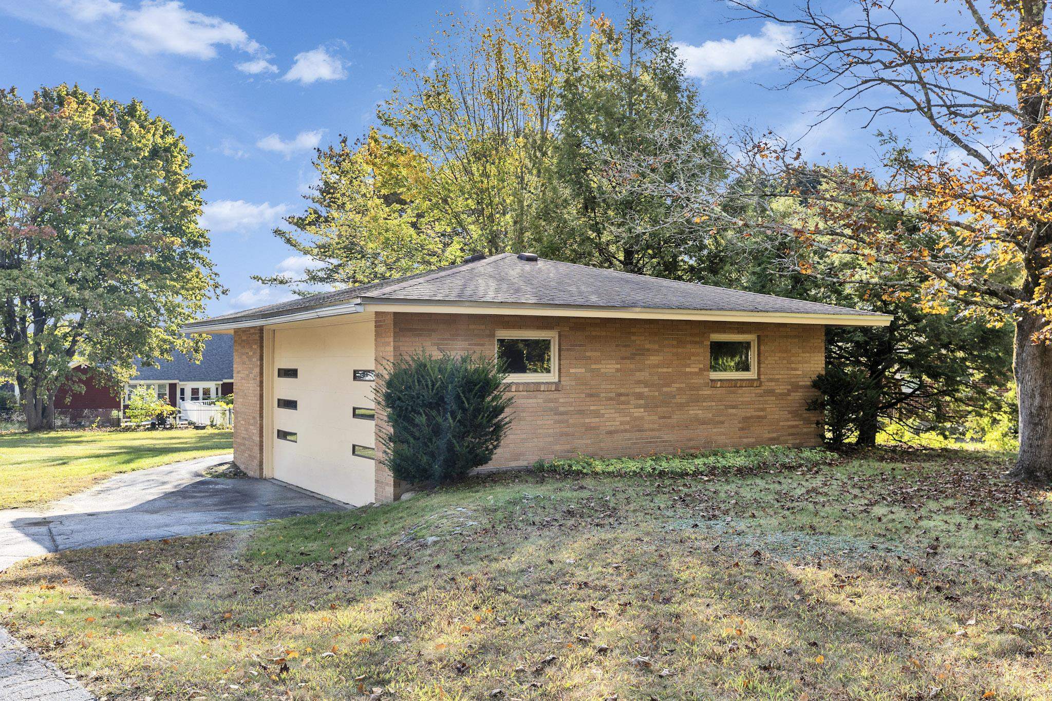 Photo 3 of Single family home for sale at 161 Lakeview Ln, Manchester, NH 03104 | MLS# 5113245 | Listing updated on 2026-10-07