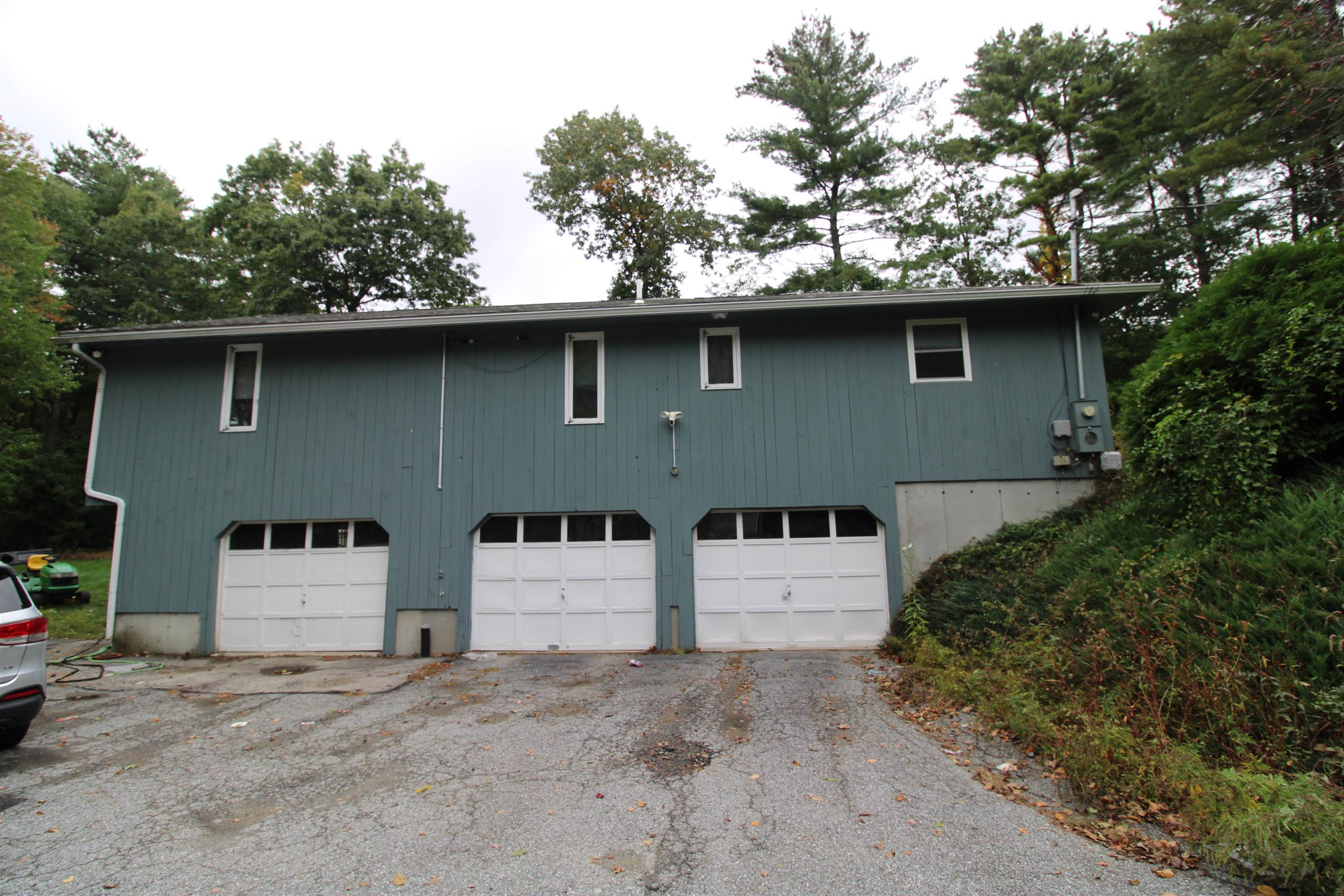 Photo 3 of Single family home for sale at 6 Beaver Path, Hudson, NH 03051 | MLS# 5113308 | Listing updated on 2026-10-07