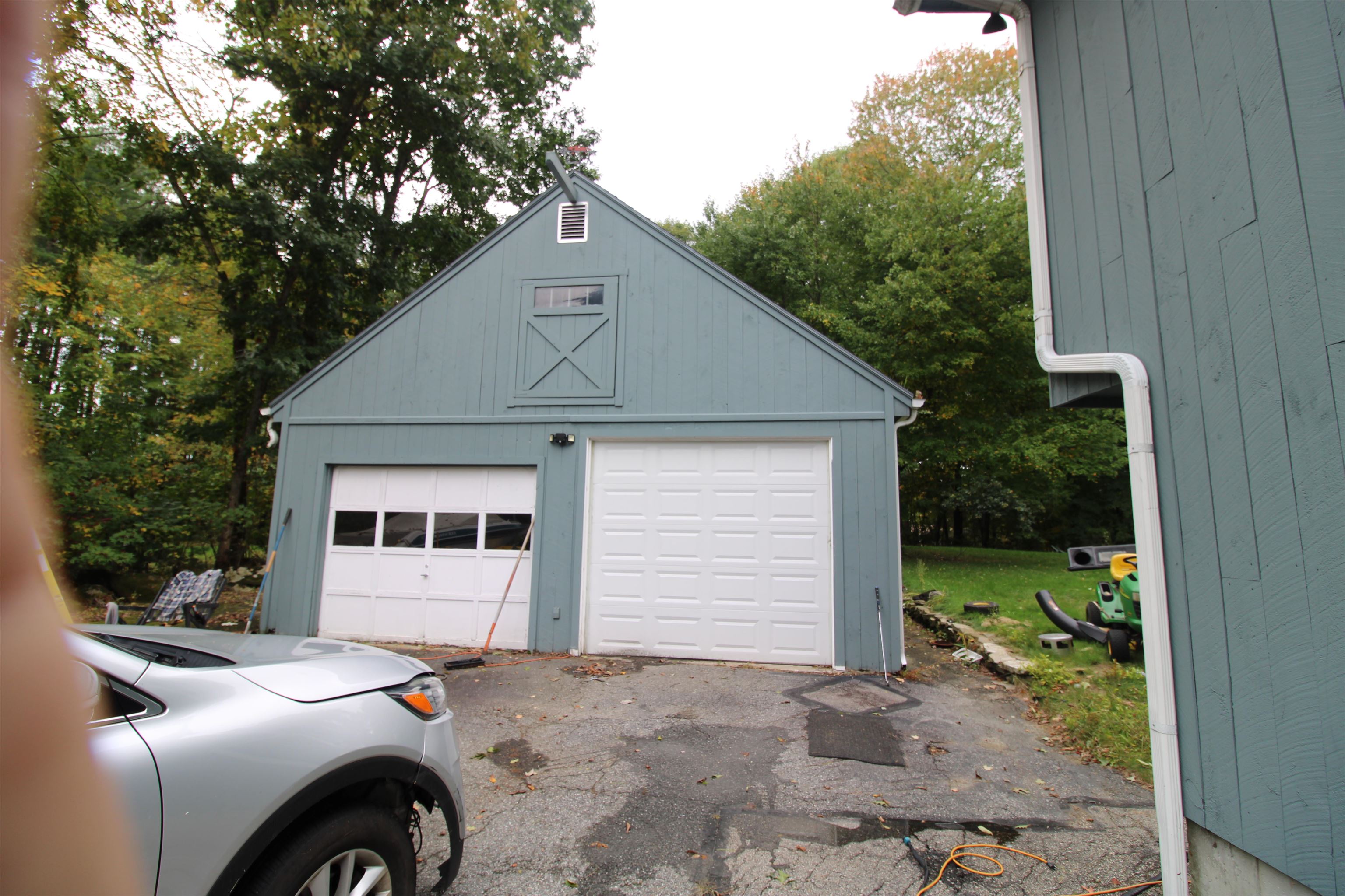 Photo 3 of Single family home for sale at 6 Beaver Path, Hudson, NH 03051 | MLS# 5113308 | Listing updated on 2026-10-07