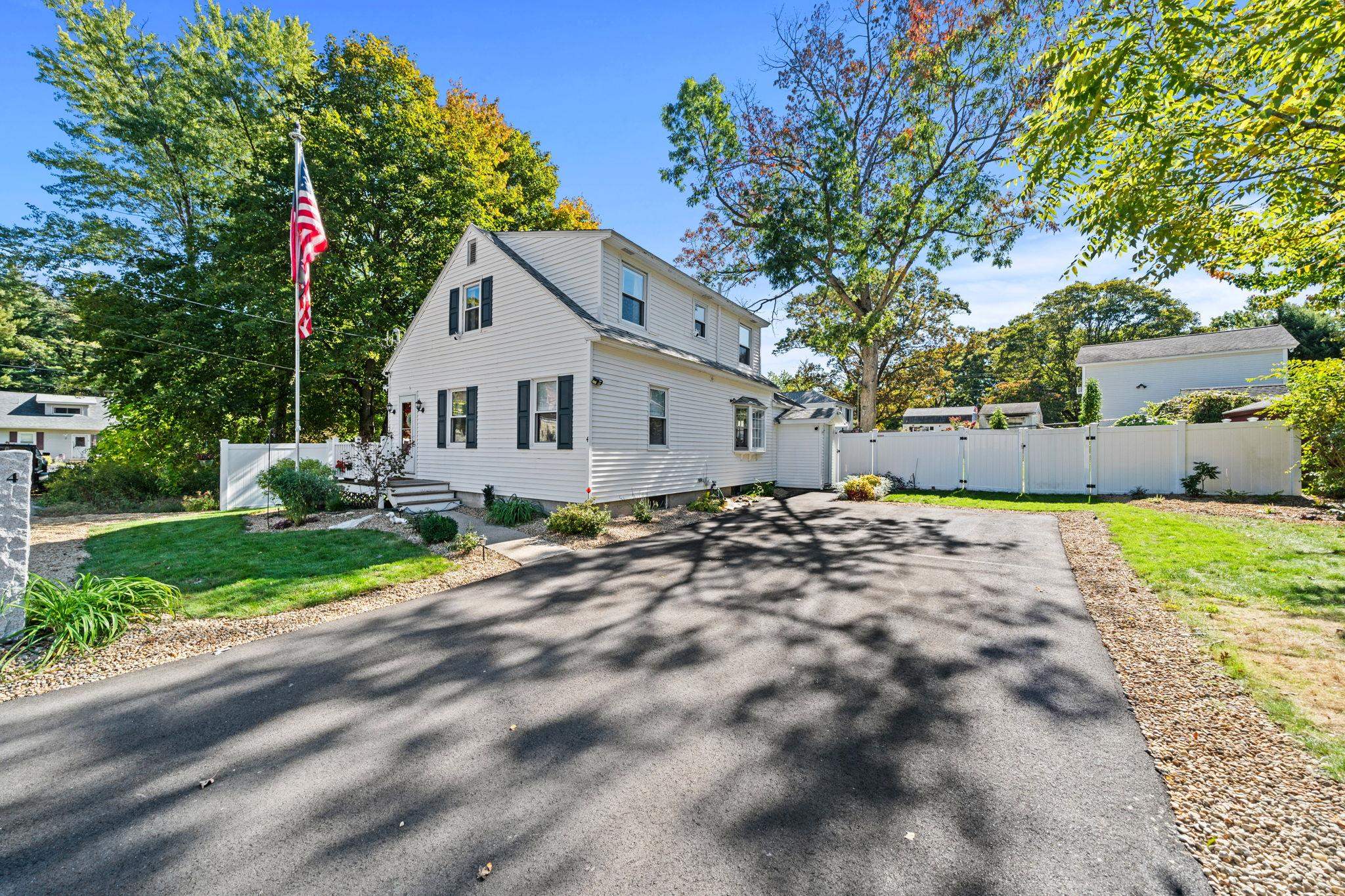 Photo 3 of Single family home for sale at 4 Hayward Pl, Hudson, NH 03051 | MLS# 5113324 | Listing updated on 2026-10-08