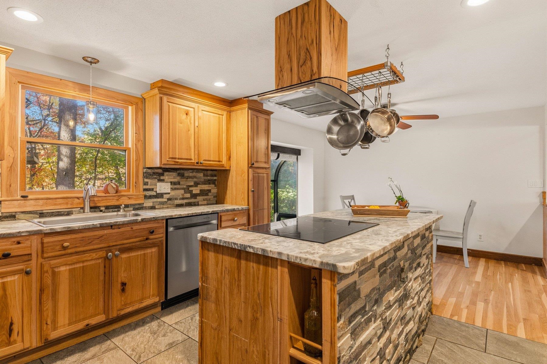 Photo 12 of 52