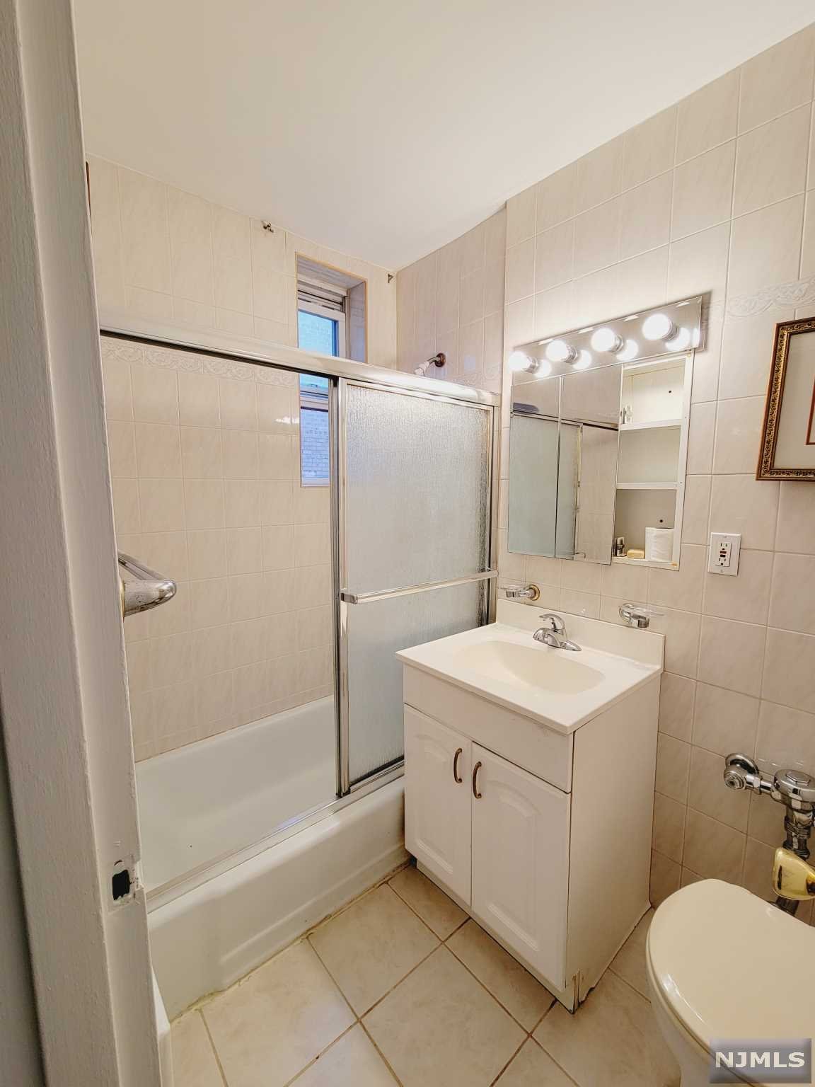 Photo 4 of Condominium at 2160 Center Ave #4B, Fort Lee, NJ 07024 | MLS# 21043199 |  | Sold on 2021-11-30