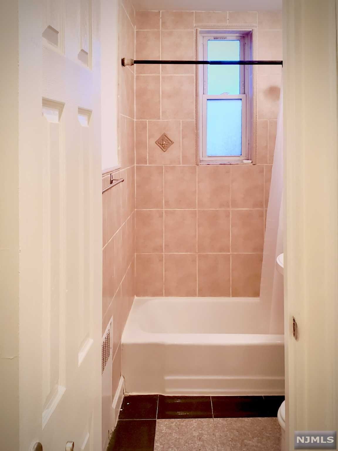 Photo 4 of Condominium at 2160 Center Ave #2M, Fort Lee, NJ 07024 | MLS# 22000983 |  | Sold on 2022-04-22