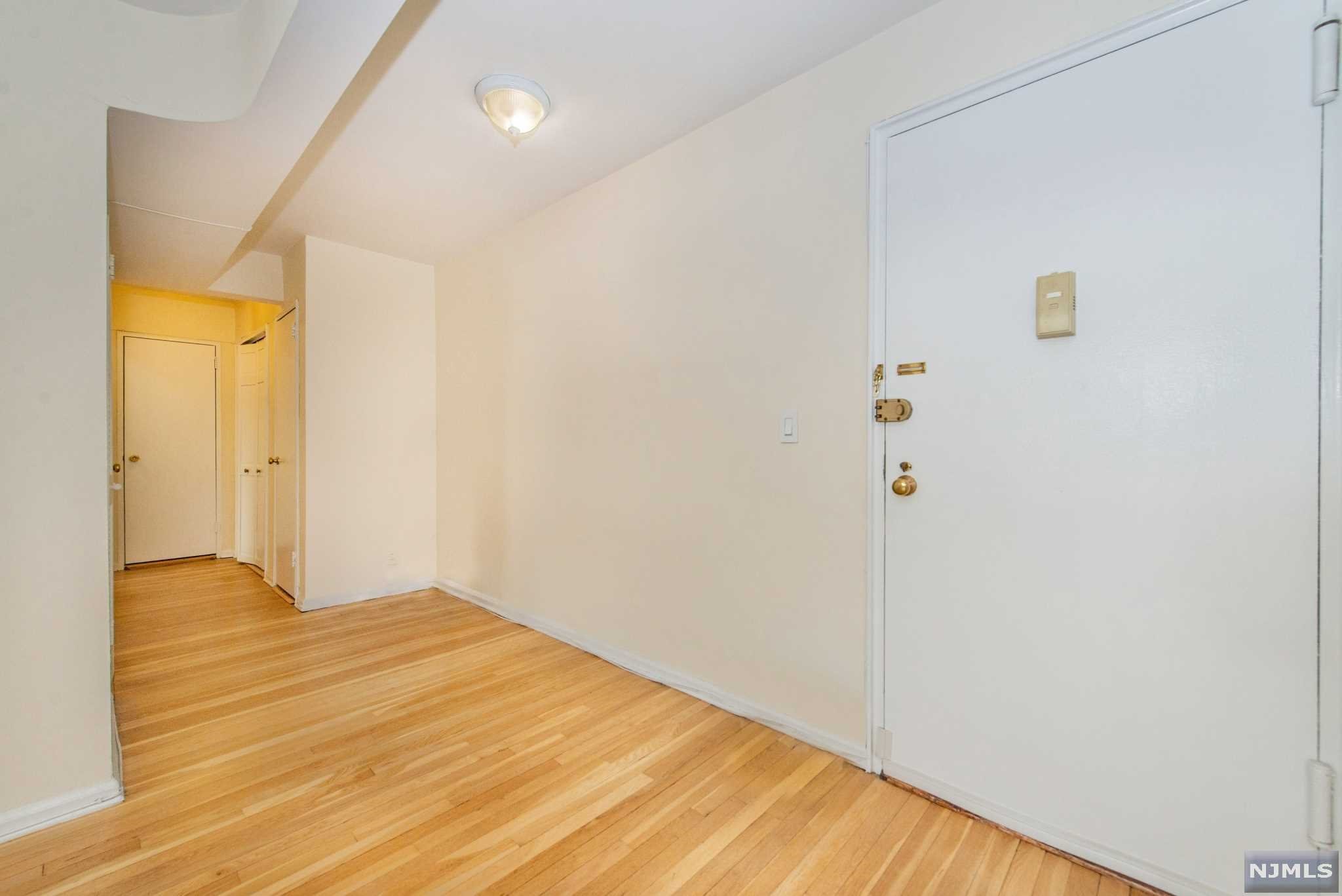 Photo 4 of Condominium at 2160 Center Ave #3R, Fort Lee, NJ 07024 | MLS# 22003259 |  | Sold on 2022-02-24