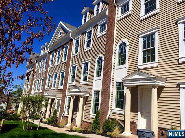 57 Parkside Ln, Teaneck, NJ 07666