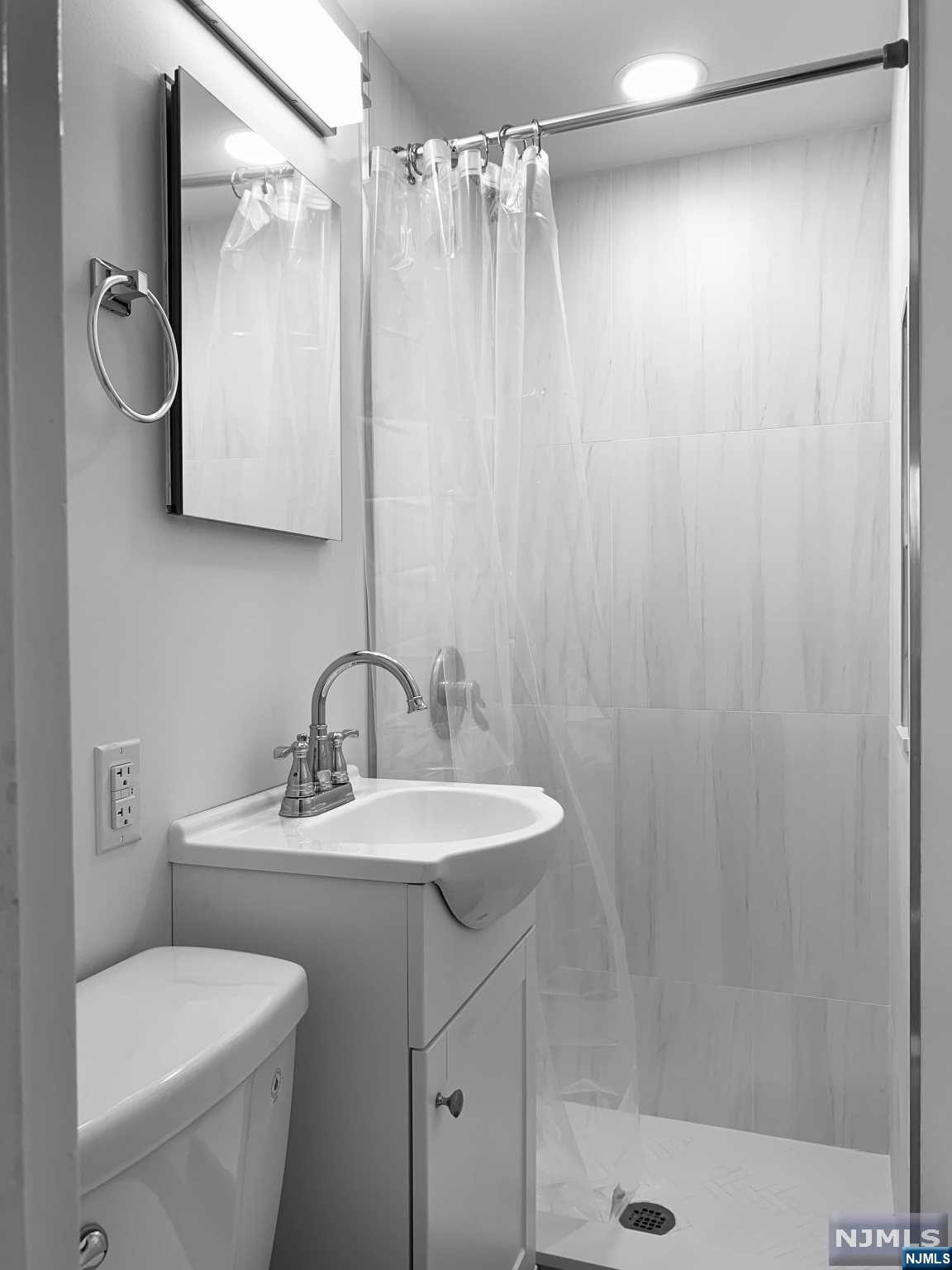 Photo 4 of Condominium at 2160 Center Ave #4I, Fort Lee, NJ 07024 | MLS# 24003343 |  | Sold on 2024-02-29