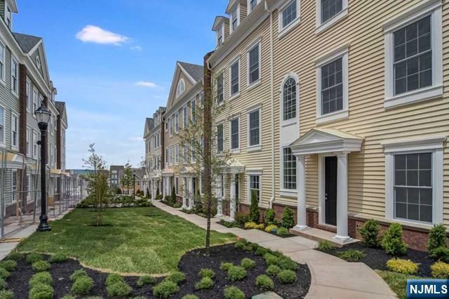 2 Parkside Ln, Teaneck, NJ 07666