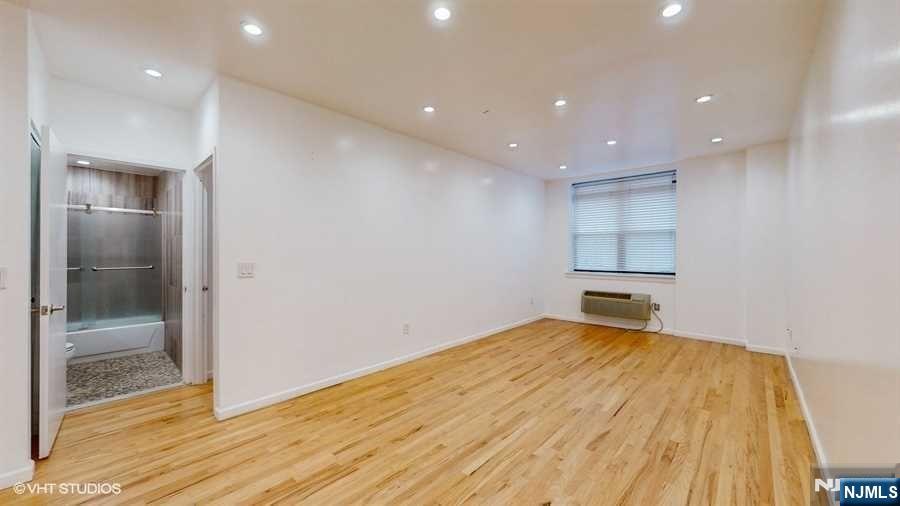 Photo 4 of Condominium at 111 Mulberry St #6H, Newark, NJ 07102 | MLS# 24031766 |  | Sold on 2024-12-30