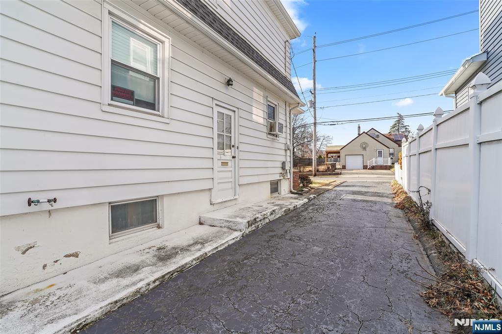 25 Ralph St, Bergenfield, NJ 07621