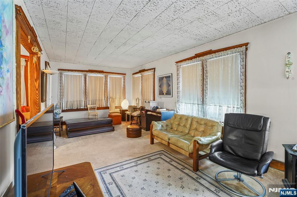 25 Ralph St, Bergenfield, NJ 07621