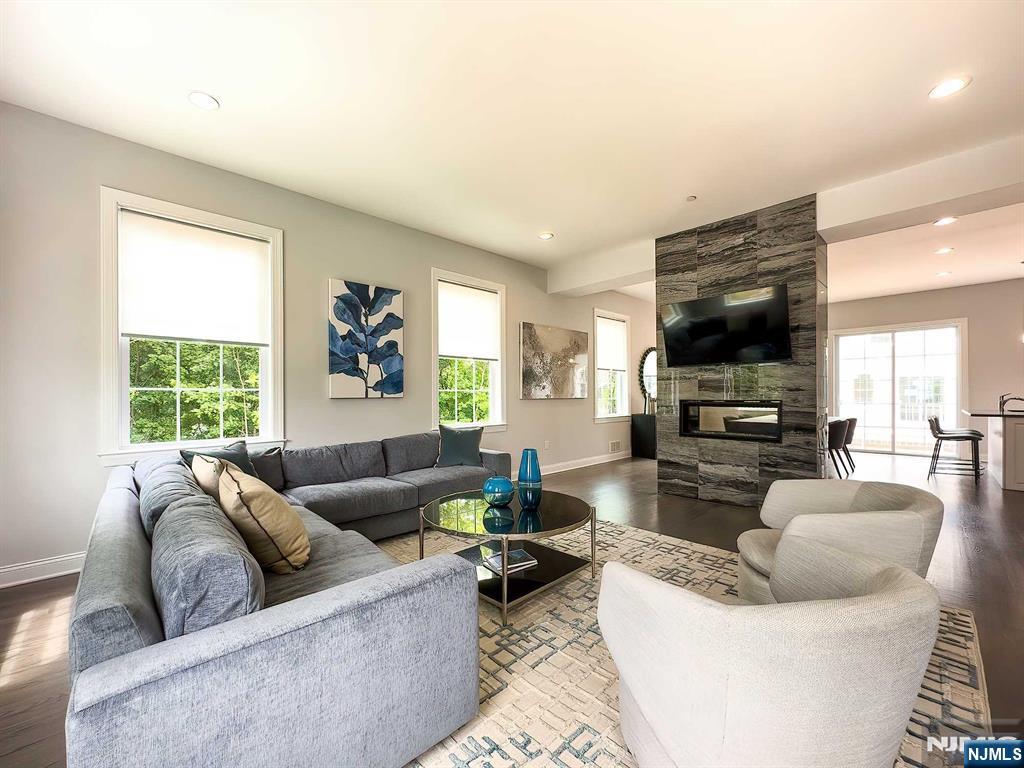 14 Parkside Ln, Teaneck, NJ 07666
