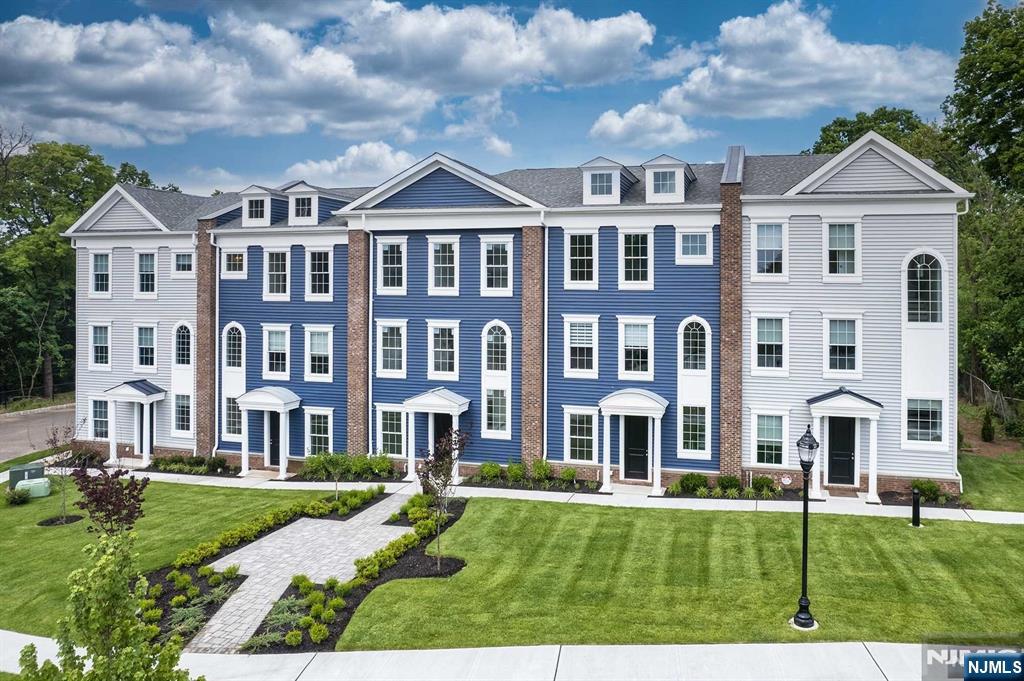 14 Parkside Ln, Teaneck, NJ 07666