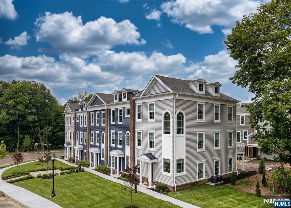 14 Parkside Ln, Teaneck, NJ 07666