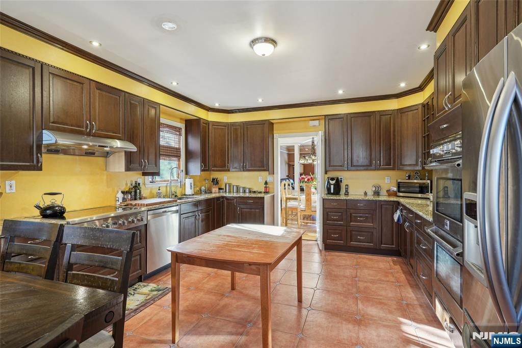 220 Webster Avenue — photo 3