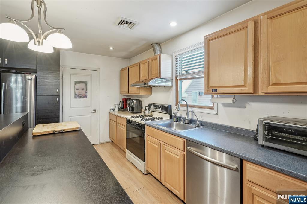 220 Webster Avenue — photo 23