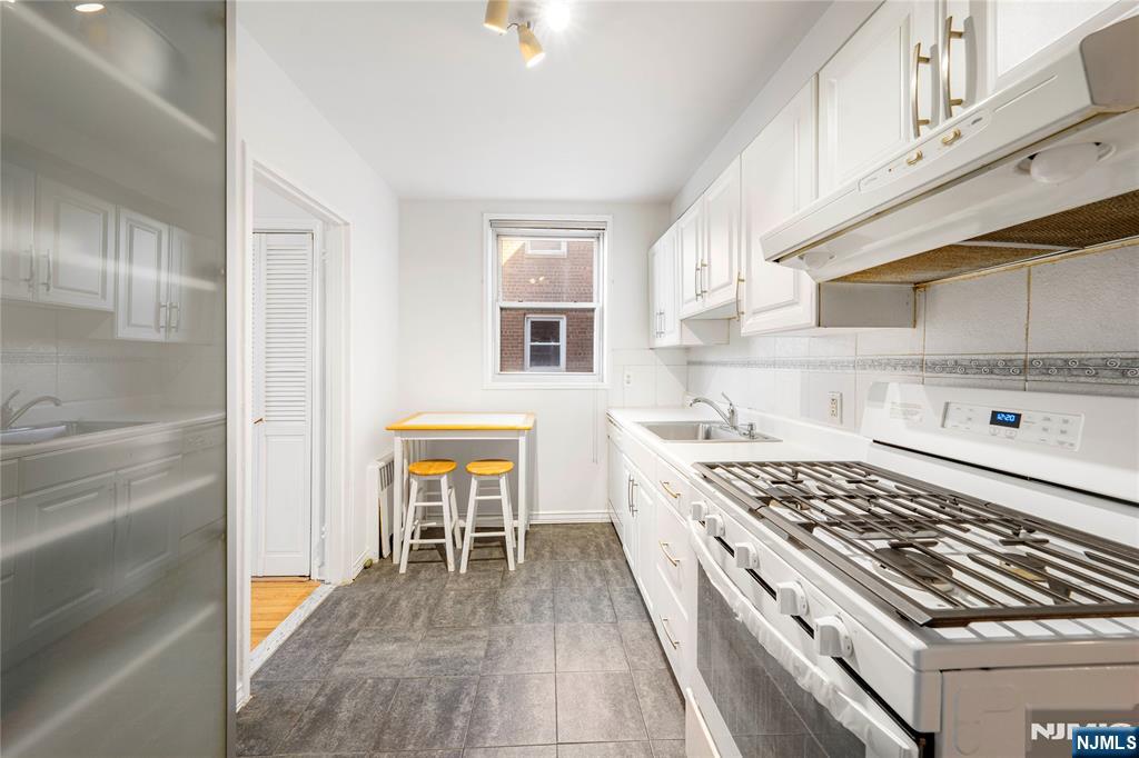 Photo 4 of Condominium at 2160 Center Ave #4L, Fort Lee, NJ 07024 | MLS# 25006554 |  | Sold on 2025-05-07