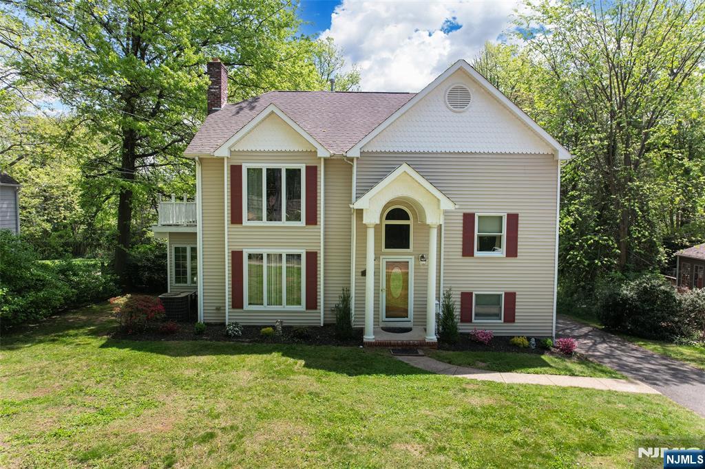 820 E Broad Street - Photo 1