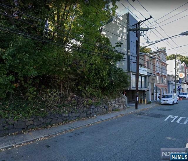 1072 River Rd, Edgewater, NJ 07020
