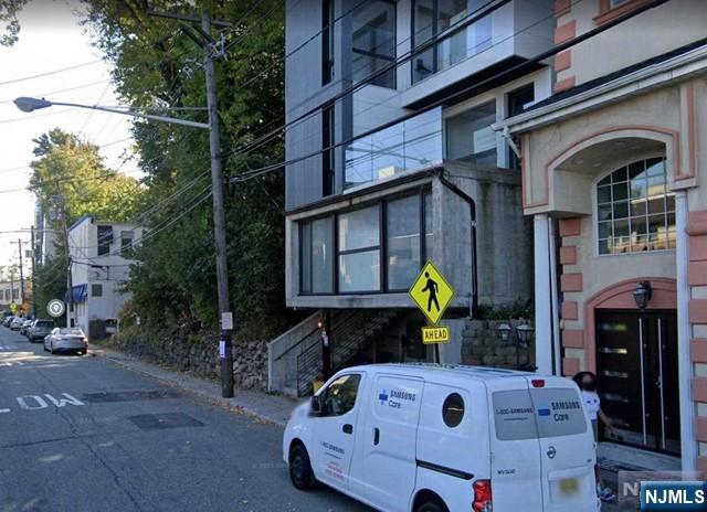 1072 River Rd, Edgewater, NJ 07020