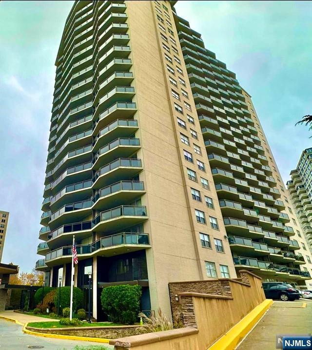 2077 Center Ave #3F, Fort Lee, NJ 07024