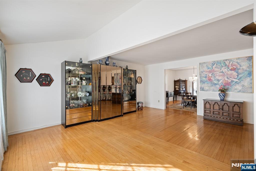 489 Maple Avenue - Photo 3