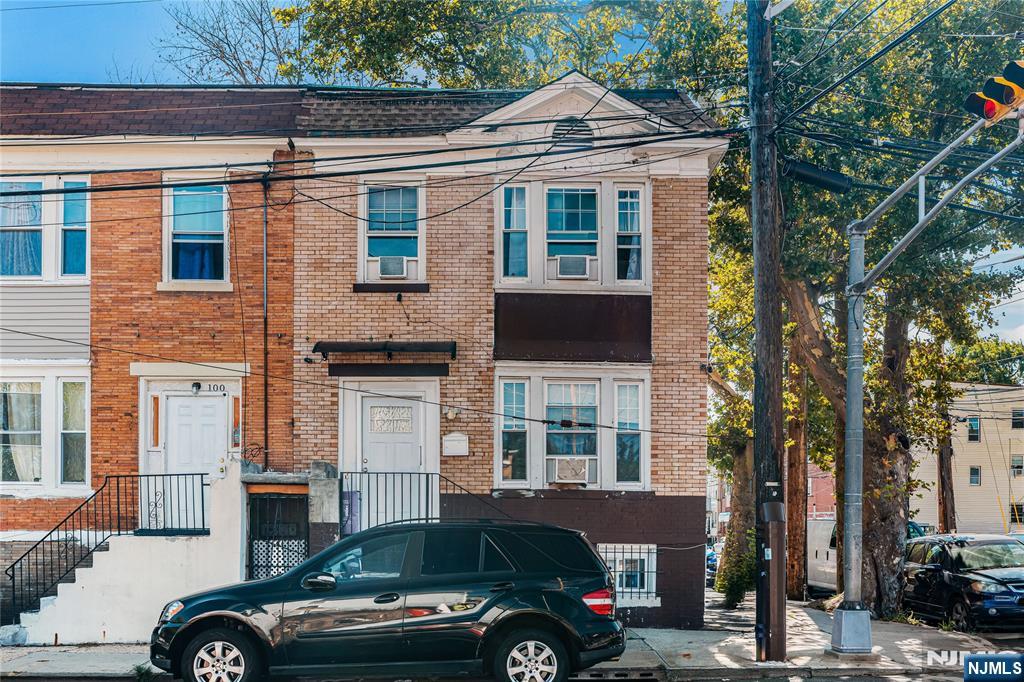 $399,999 Rowhouse