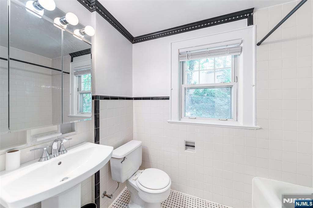 85 Paulin Boulevard, Leonia, NJ, 07605