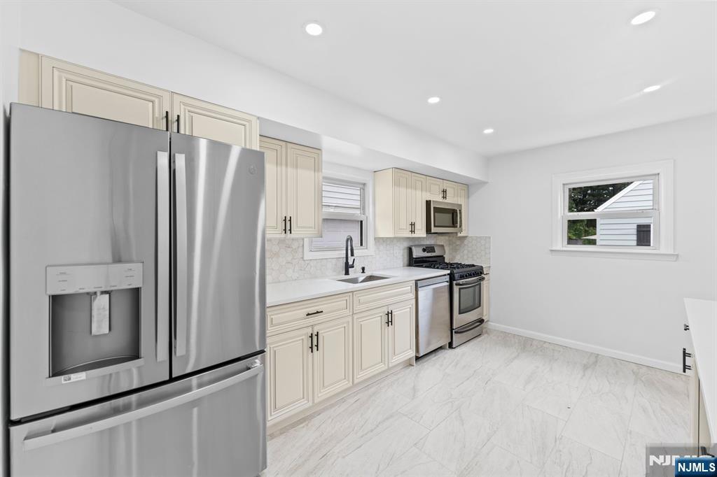 18 Farmingdale Avenue