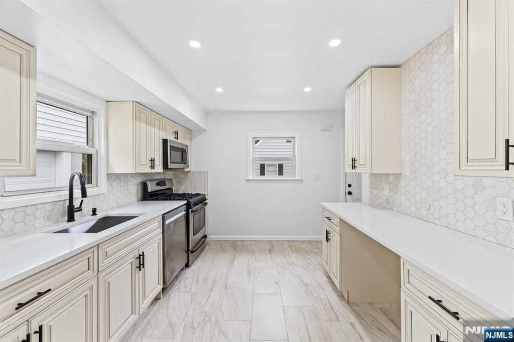 18 Farmingdale Avenue